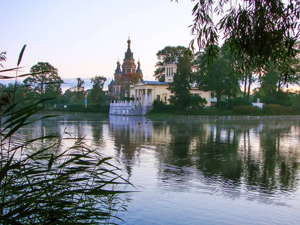 Tsaritsyn Pavilion和圣彼得和保罗教堂 彼特霍夫圣彼得堡 俄罗斯 — 图库照片