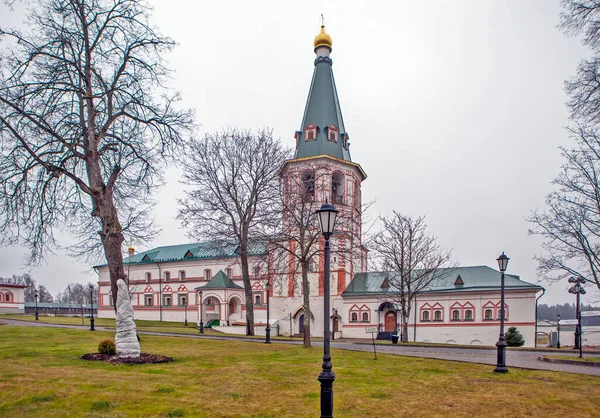 Tornitalo Iverskyn Luostarissa Vihreillä Nurmikoilla Puilla Valdai Venäjä — kuvapankkivalokuva