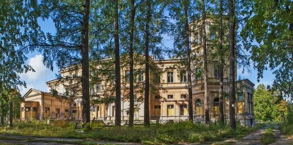 PETERHOF, RUSSIA - 19 Eylül 2019: Büyük Dük Mikhail Nikolaevich 'in Sarayı' nın Fotoğrafı. Malikane Mikhailovka. Peterhof..