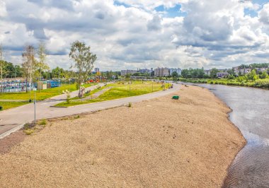 NIZHNY TAGIL, RUSSIA - 28 Haziran 2019: Sahilin ve bölgenin kıyılarındaki dinlenme alanının fotoğrafı. Halk Parkı.