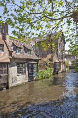 Bir kanalı olan tarihi şehir merkezi. Brugge. Belçika