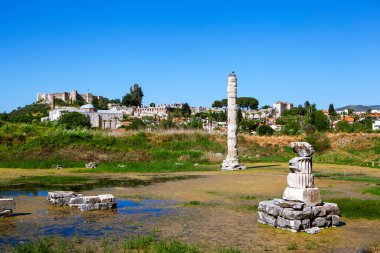 Efes Tapınağı 'nın antik yapısının sütunları ve kalıntıları. Selcuk. Türkiye
