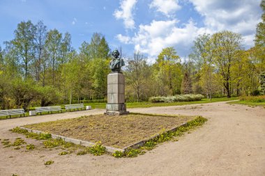 Ilya Repin anıtı park sahnesinde