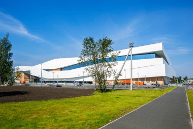 Şehrin modern beyaz binası.