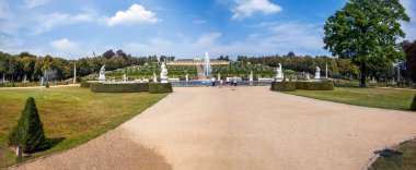 POTSDAM, GERMANY - 28 AĞUSTOS 2019: Sanssouci Parkı 'ndaki Büyük Çeşmenin Fotoğrafı.