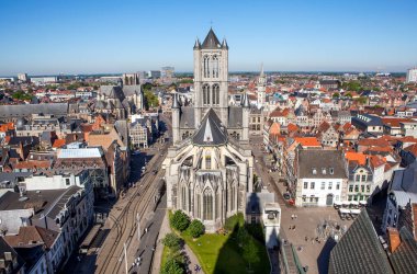 GENT, BELGIUM - 6 Mayıs 2018: St. Nicholas kilisesinin karşısındaki Sint-Niklaasstraat 2 'deki Mason Evi' nin fotoğrafı.