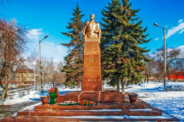 Güneş Nikolai Kuznetsov anıtını kış parkında, Talitsa, Rusya 'da aydınlattı