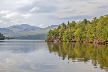 Tepeler Catherine Gölü 'nü yansıtıyor. Sterling. İskoçya. Birleşik Krallık