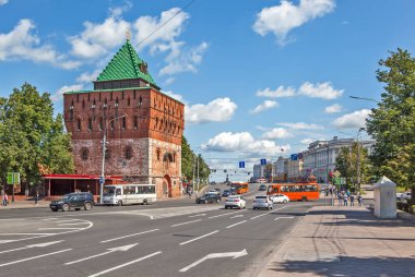NIZHNY NOVGOROD, RUSSIA - 3 Temmuz 2019: Minin ve Pozharsky Meydanı ve Kremlin 'in Dmitrievskaya Kulesi.