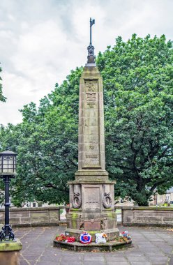 STIRLING, GREAT BRITAIN - 24 Ağustos 2019: Birinci Dünya Savaşı 'nda ölenlerin 692 isimle Anıt Fotoğrafı.