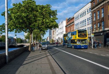 DUBLIN, İRELAND 19 AĞUSTOS 2019: çift katlı İrlanda otobüslerinin fotoğrafı. Liffey River Embankment - Aston Quay.