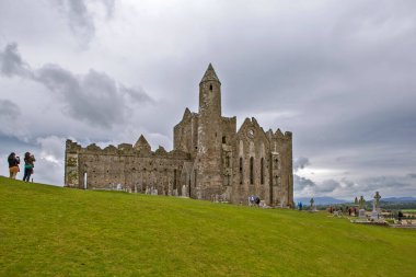 Cashel Kayası 12.-13. yüzyılda harap olmuş bir kaledir. Güney Tipperary ilçesi. İrlanda