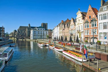 Amsterdam sokak sahnesi, su kanalı olan binalar.