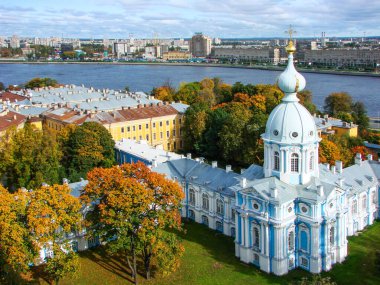 Kuzeydoğu kulesi. Catherine Kilisesi, Dul 'un Evi' nde. Yukarıdan bak. Diriltme Smolny Novodevichy Manastırı. St. Petersburg 'da. Rusya (2010)