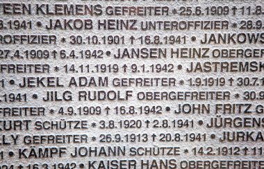 Nehir kıyısında küçük bir Rus köyü manzarası