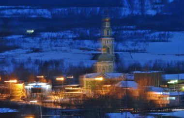  Kutsal Üçlü Katedrali 'nin gece görüntüsü Nizhny Tagil, Sverdlovsk