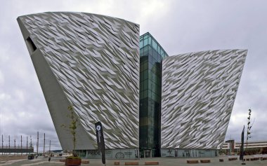 BELFAST, GREAT BRITAIN - 22 AĞUSTOS 2019: Titanik Müzesi Fotoğrafı