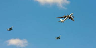 PETERSBURG, RUSSIA - 26 Temmuz 2020: Fotoğraf: Tu-142 (NATO kodlaması: Bear-F) - Sovyet ve Rus uzun menzilli anti-denizaltı uçağı (DPLS). Donanma Günü geçidi