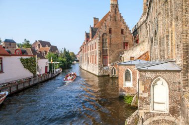 Bir kanalı olan tarihi şehir merkezi. Brugge. Belçika