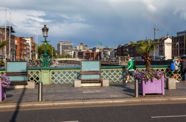 DUBLIN, İrlanda - 19 Ağustos 2019: Grattan Köprüsü Fotoğrafı.