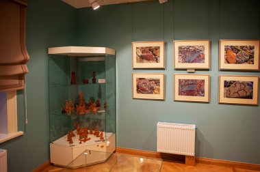 KOROSTYN, RUSSIA - 21 Aralık 2019: Ilmensky Glint ve Novgorod kil oyuncaklarının fotoğraflarının sergilendiği fotoğraf. Seyahat Sarayı.