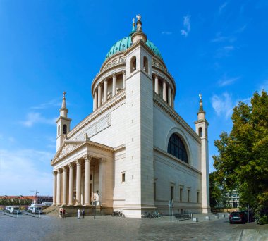 POTSDAM, ALMANY - 28 AĞUSTOS 2019: St. Nicholas Kilisesi 'nin arka planında dikilitaş fotoğrafı. Eski Pazar Meydanı