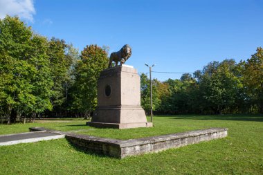 KINGISEPP, RUSSIA - 24 Eylül 2019: K.I. Anıtı Fotoğrafı Heykeltıraş P.K. 'den bir felaket. Romanovka Parkı 'ndaki Klodt atların arka planında.