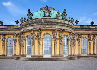 POTSDAM, GERMANY - 28 AĞUSTOS 2019: Baküs ve Bacchante 'nin sarayın güney tarafındaki fotoğrafı ve bronz ismi 
