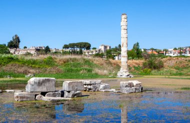 Efes Tapınağı 'nın antik yapısının sütunları ve kalıntıları. Selcuk. Türkiye