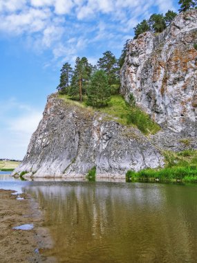 Güneş Shaytan kayalarını ve nehirlerini yeşillikle aydınlattı, Aramashevo, Rusya