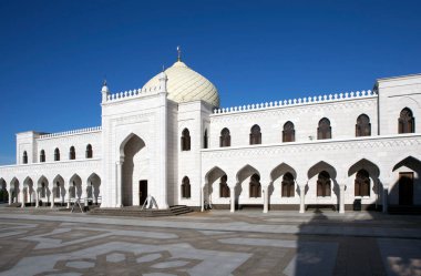 Güneş ışığındaki beyaz cami, Bolgar, Tataristan Cumhuriyeti, Rusya