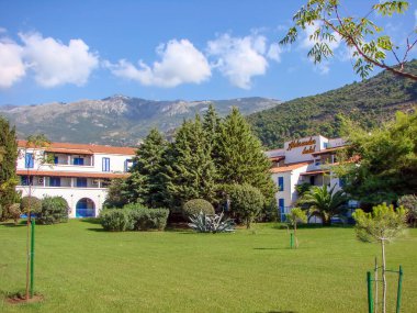 BUDVA, MONTENEGRO - 22 Eylül 2009: Budva Riviera kıyısındaki Restoranların Fotoğrafı