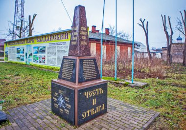 VALDAI, RUSSIA - 22 ARALIK 2019: 1812 Vatansever Savaşı 'nın kahramanlarına, ilçe sakinlerine.