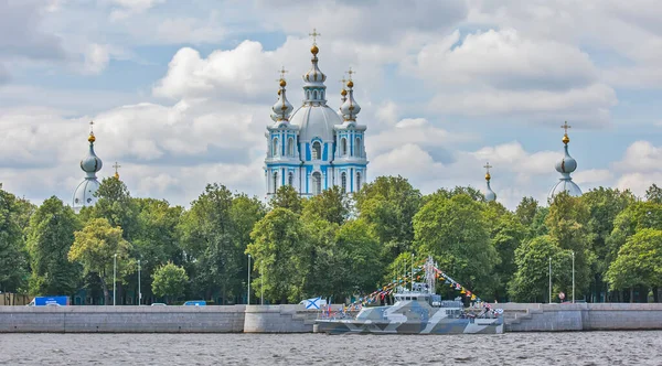 聖ペテルスブルグ ロシア 2020年7月26日 スモルニー大聖堂を背景に反妨害船 ユナルメッツ ザポリヤ の写真 海軍の日 — ストック写真