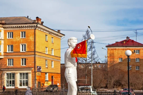 Нижный Тагил Россия Марта 2020 Года Фото Скульптуры Подростка Горой — стоковое фото