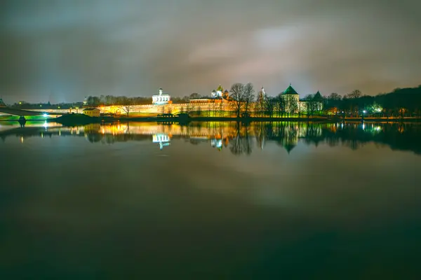Novgorod Kremlin Aydınlatan Gece Rusya Daki Veliky Novgorod Nehrine Yansıdı — Stok fotoğraf