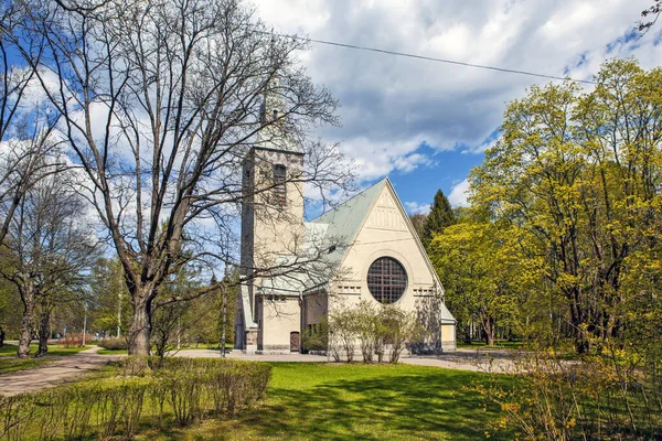 Kościół Mariacki Otoczony Zielonymi Drzewami Hamina Finlandia — Zdjęcie stockowe