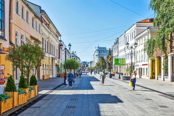 Uitzicht Zonnige Straat Met Mensen Nizjni Novgorod Rusland — Stockfoto