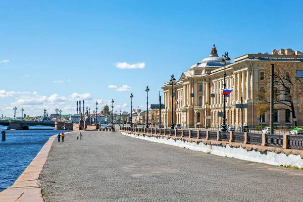 2020年5月9日ロシア ペテルスブルグ市 スフィンクスと芸術アカデミーを見下ろす大学の銀行の写真 — ストック写真