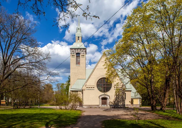 Igreja Santa Maria Cercada Árvores Verdes Hamina Finlândia — Fotografia de Stock