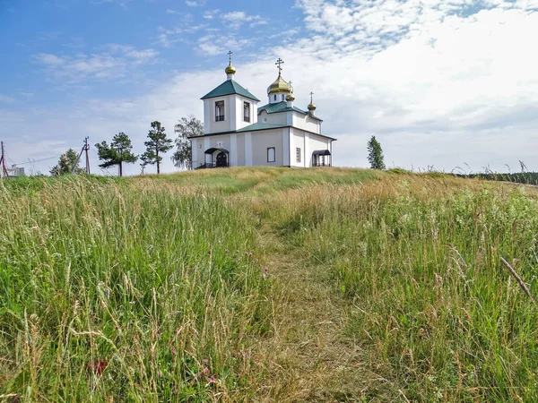Kleine Kirche Auf Einem Hügel Mit Wolkenverhangenem Himmel Aramashevo Russland — Stockfoto
