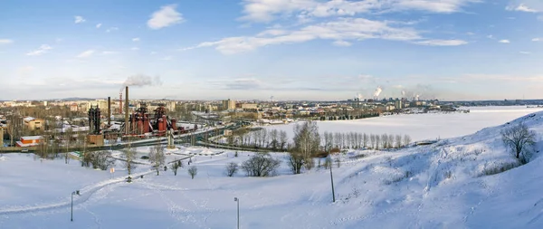 Kar Fabrika Borularıyla Kaplı Donmuş Göl Manzaralı Nizhny Tagil — Stok fotoğraf