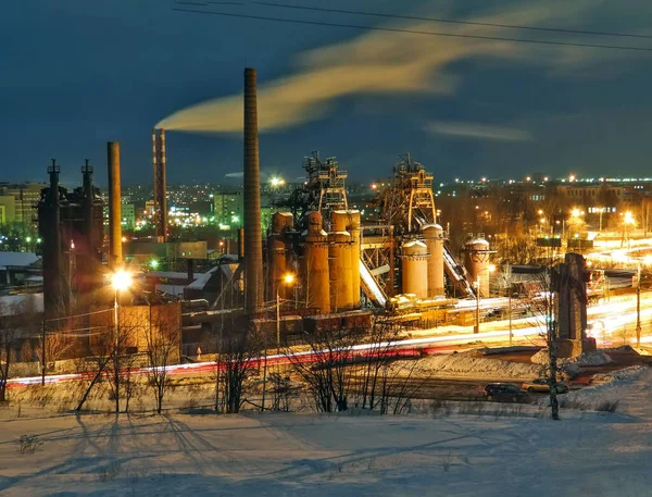 Snöig Nizhny Tagil Scen Med Fabriksledningar Upplysta Natten — Stockfoto