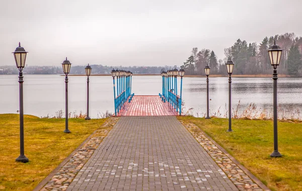 Camino Con Linternas Puente Rojo Sobre Lago Valdai Rusia —  Fotos de Stock