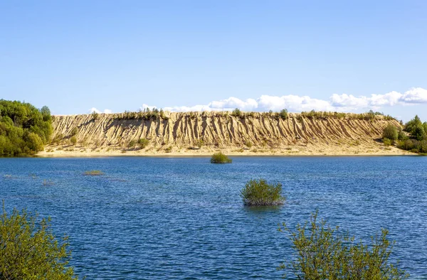 Sjö Med Grönska Och Stenbrott Stenar Novoye Khinkolovo Ryssland — Stockfoto