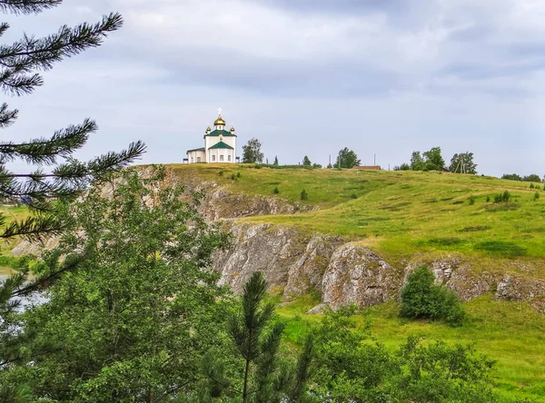 Tepedeki Küçük Kilise Manzarası Bulutlu Gökyüzü Aramashevo Rusya — Stok fotoğraf