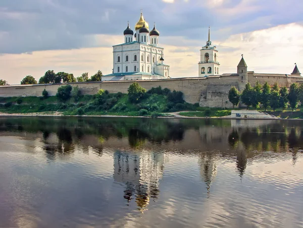 Κρεμλίνο Pskov Στις Όχθες Του Ποταμού Velikaya Πσκοφ Ρωσία 2010 — Φωτογραφία Αρχείου