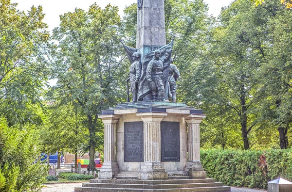 Potsdam Germany 2019年8月28日 巴辛普拉斯广场公园内苏联军事公墓的照片 — 图库照片