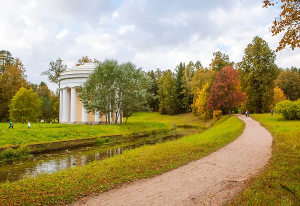 Río Pequeño Edificio Viejo Con Gente Caminando Otoño Pavlovsk Park — Foto de Stock