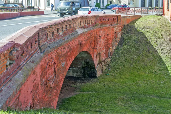 Orsha Belarus Sierpień 2019 Zdjęcie Mostu Łukowego Nad Fosą Zamkową — Zdjęcie stockowe
